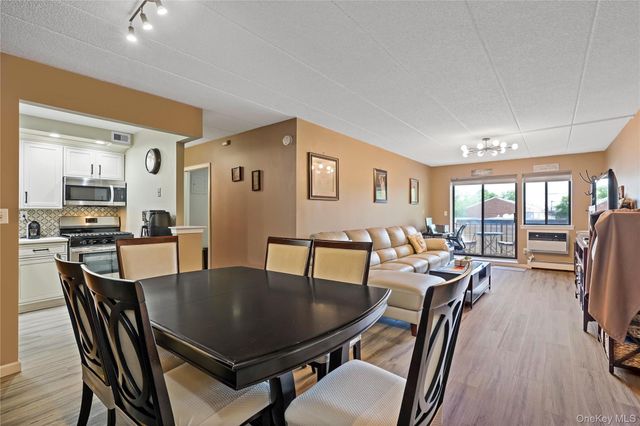 61-12 69th Street 2M, Middle Village, NY 11379