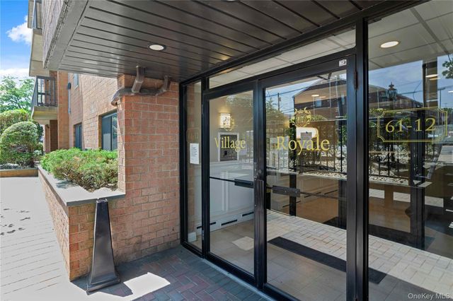 61-12 69th Street 2M, Middle Village, NY 11379