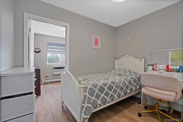 61-12 69th Street 2M, Middle Village, NY 11379