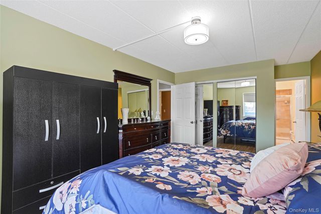 61-12 69th Street 2M, Middle Village, NY 11379