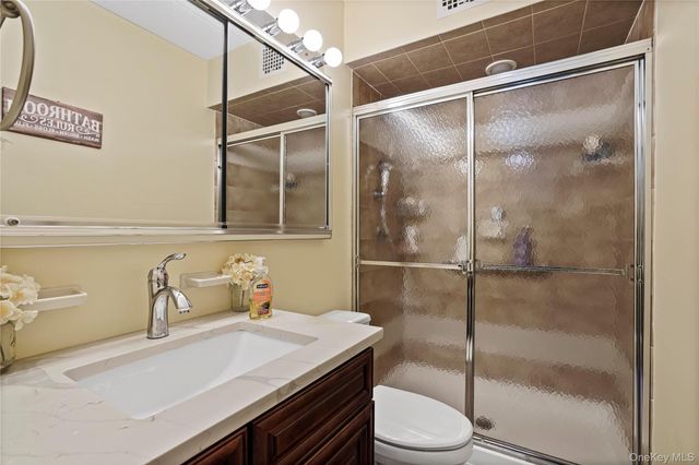 61-12 69th Street 2M, Middle Village, NY 11379