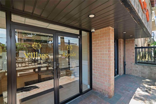 61-12 69th Street 2M, Middle Village, NY 11379