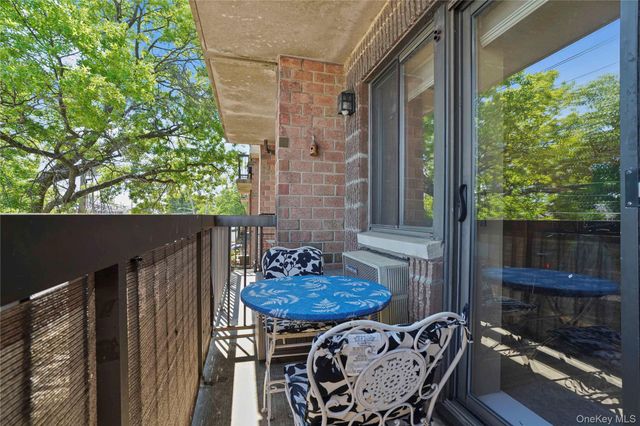 61-12 69th Street 2M, Middle Village, NY 11379