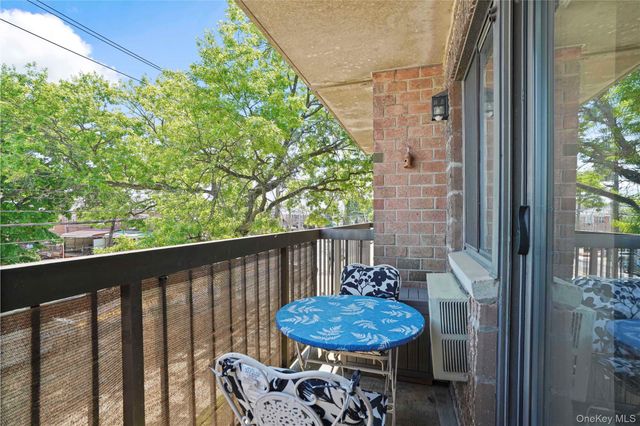 61-12 69th Street 2M, Middle Village, NY 11379