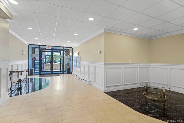 61-12 69th Street 2M, Middle Village, NY 11379