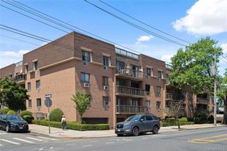 61-12 69th Street 2M, Middle Village, NY 11379