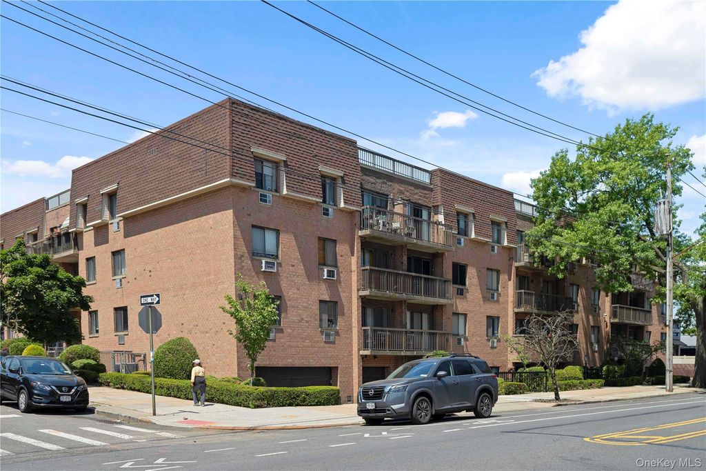 61-12 69th Street 2M, Middle Village, NY 11379