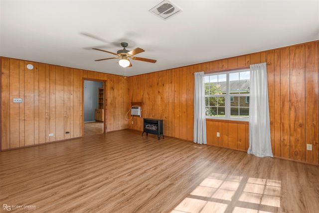 104 3rd Street NW, Springhill, LA 71075