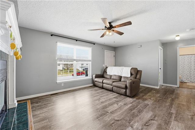 1305 Stonecrest Drive, Kearney, MO 64060