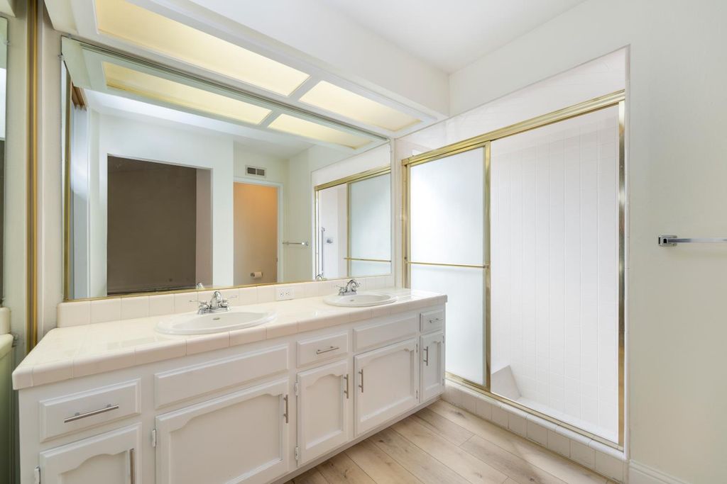 Image 21 of property listing at 6260 N Palm Avenue # 111, Fresno, CA 93704