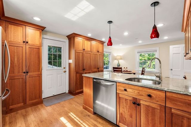95 High St, Andover, MA 01810