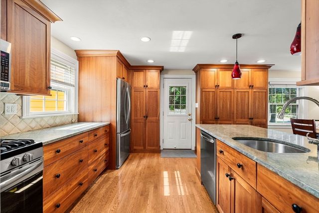 95 High St, Andover, MA 01810