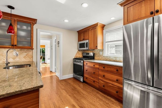95 High St, Andover, MA 01810