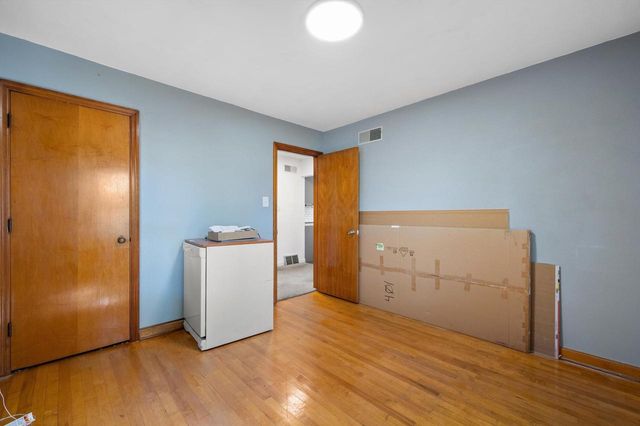 9020 W Vincent PLACE, West Allis, WI 53214