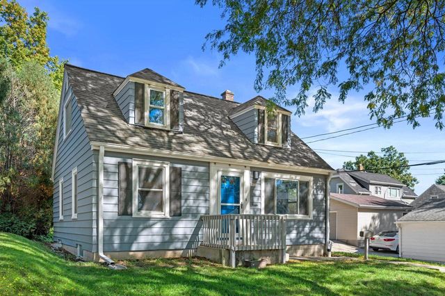 9020 W Vincent PLACE, West Allis, WI 53214
