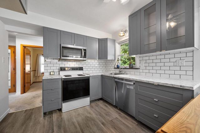 9020 W Vincent PLACE, West Allis, WI 53214