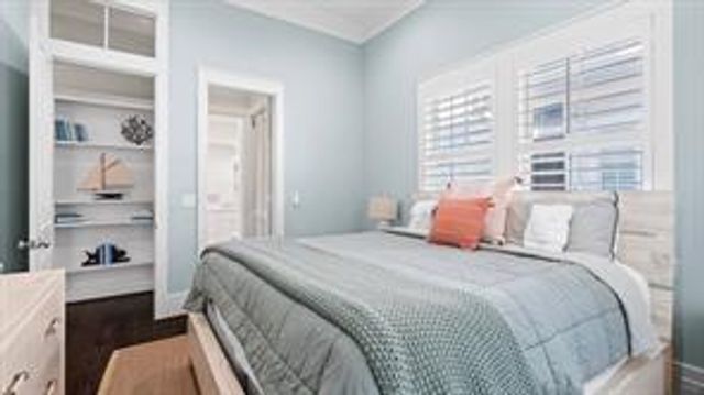 2614 E Seaside Drive, Galveston, TX 77550