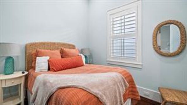2614 E Seaside Drive, Galveston, TX 77550