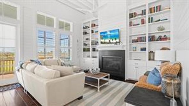 2614 E Seaside Drive, Galveston, TX 77550