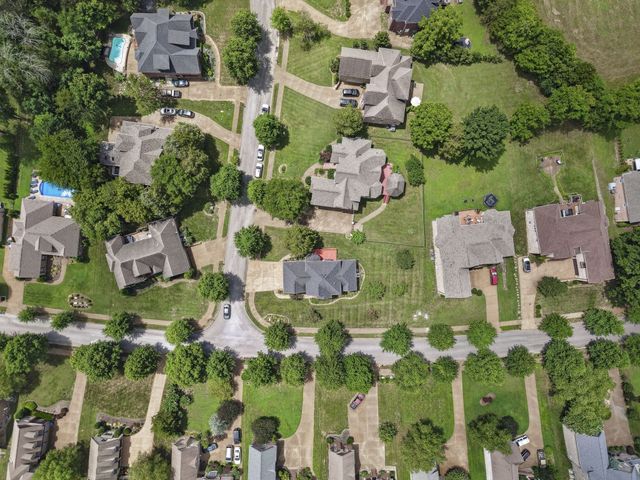 1046 Island Brook Dr, Hendersonville, TN 37075