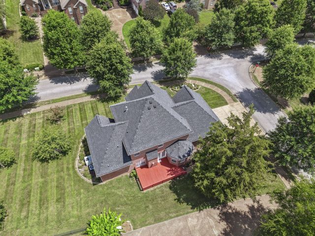 1046 Island Brook Dr, Hendersonville, TN 37075