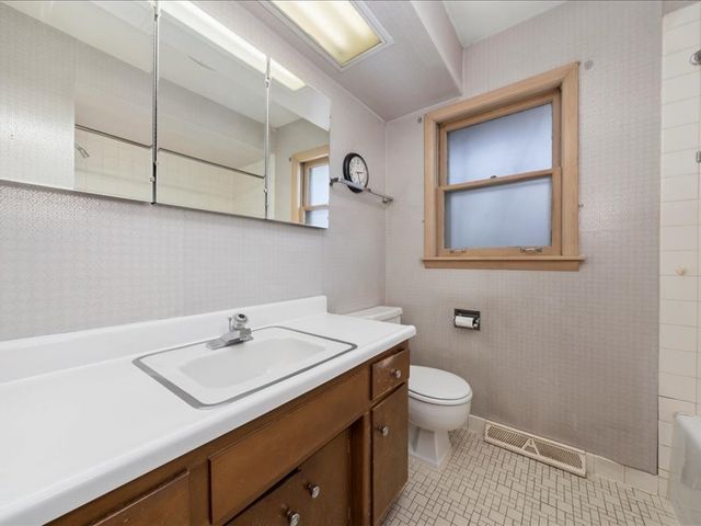 541 E 168 Street, South Holland, IL 60473