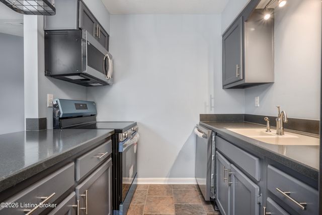 12226 Somerset Dr, Louisville, KY 40229