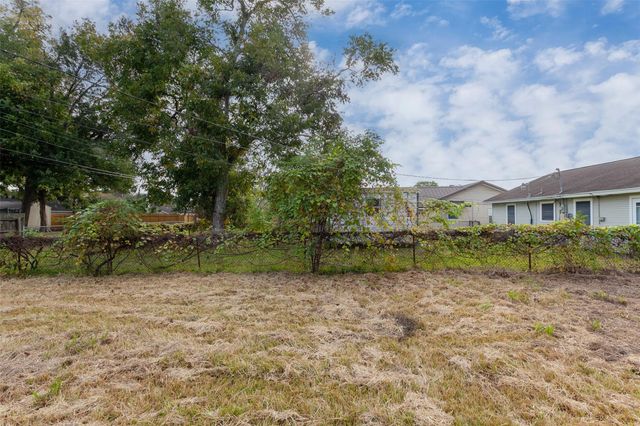 2217 2nd Street, Port Neches, TX 77651