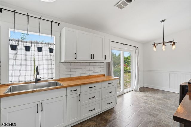 18 NW 26Th TER, Cape Coral, FL 33993
