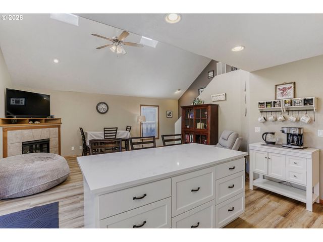 1716 Se 10TH Pl, Canby, OR 97013