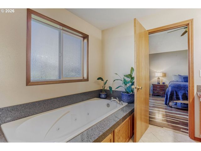 1716 Se 10TH Pl, Canby, OR 97013