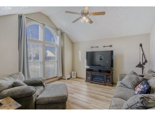 1716 Se 10TH Pl, Canby, OR 97013