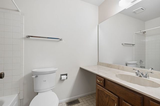 1575 Stonehill Court A, Wheaton, IL 60189