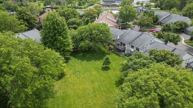 1575 Stonehill Court A, Wheaton, IL 60189