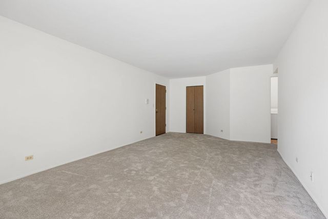 1575 Stonehill Court A, Wheaton, IL 60189