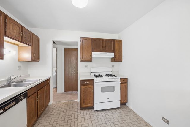 1575 Stonehill Court A, Wheaton, IL 60189