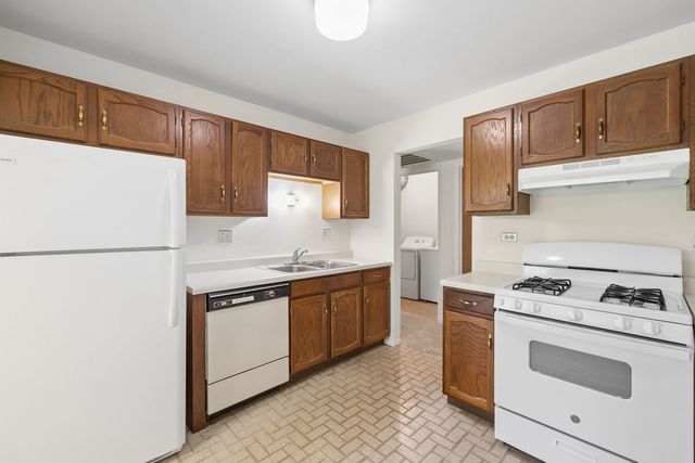 1575 Stonehill Court A, Wheaton, IL 60189