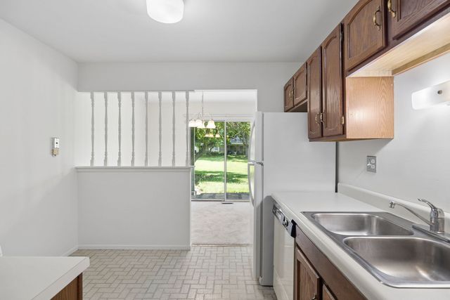 1575 Stonehill Court A, Wheaton, IL 60189