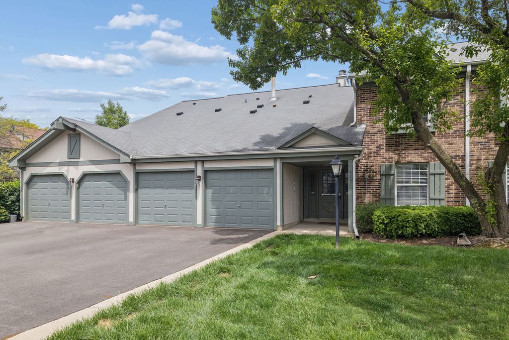 1575 Stonehill Court A, Wheaton, IL 60189