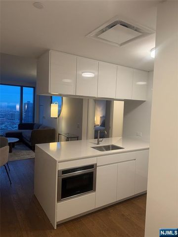 99 Hudson 5407, Jersey City, NJ 07302
