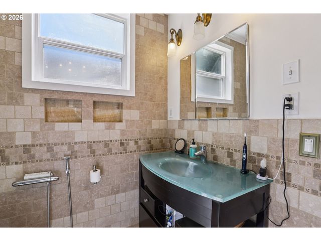 2456 Ne 7TH Ave, Portland, OR 97212