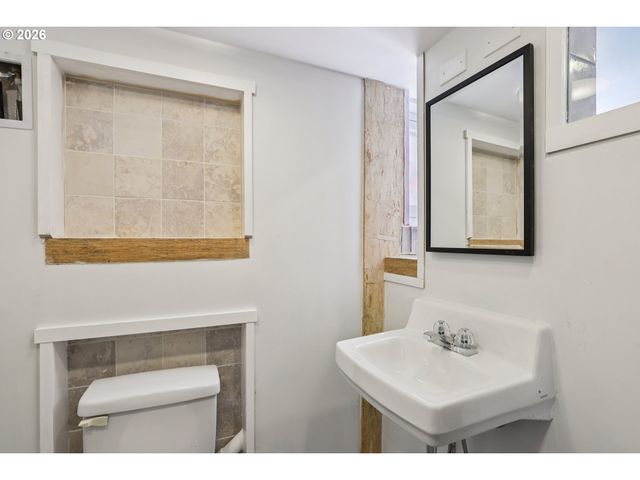 2456 Ne 7TH Ave, Portland, OR 97212