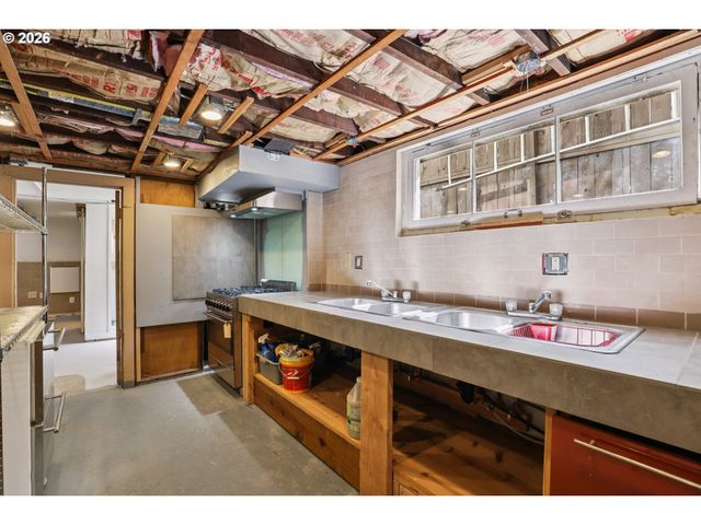 2456 Ne 7TH Ave, Portland, OR 97212