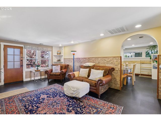 2456 Ne 7TH Ave, Portland, OR 97212