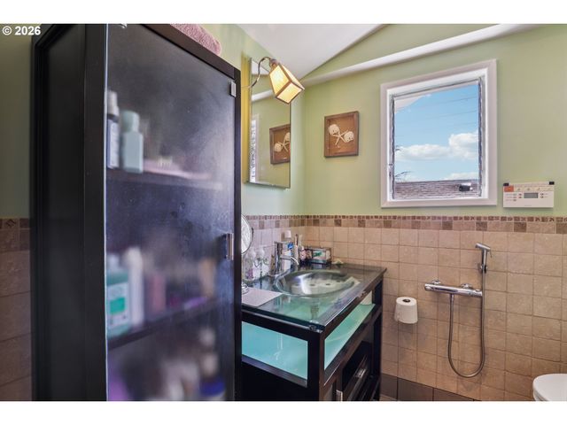 2456 Ne 7TH Ave, Portland, OR 97212