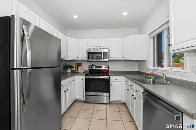 17 Dolsen Place, Stamford, CT 06901