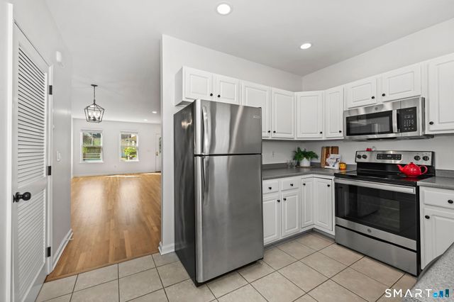 17 Dolsen Place, Stamford, CT 06901
