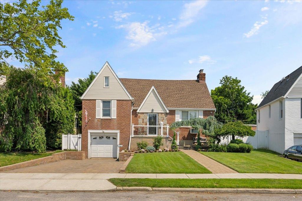 17 Acorn Road, East Rockaway, NY 11518