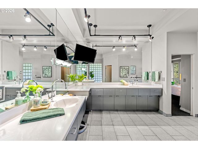 14400 UPLANDS Dr, Lake Oswego, OR 97034