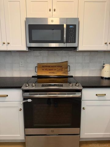 45543 Hidden View Court, Utica, MI 48315